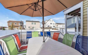 Seaside Getaway! 3 Blocks to Beach with Washer-Dryer